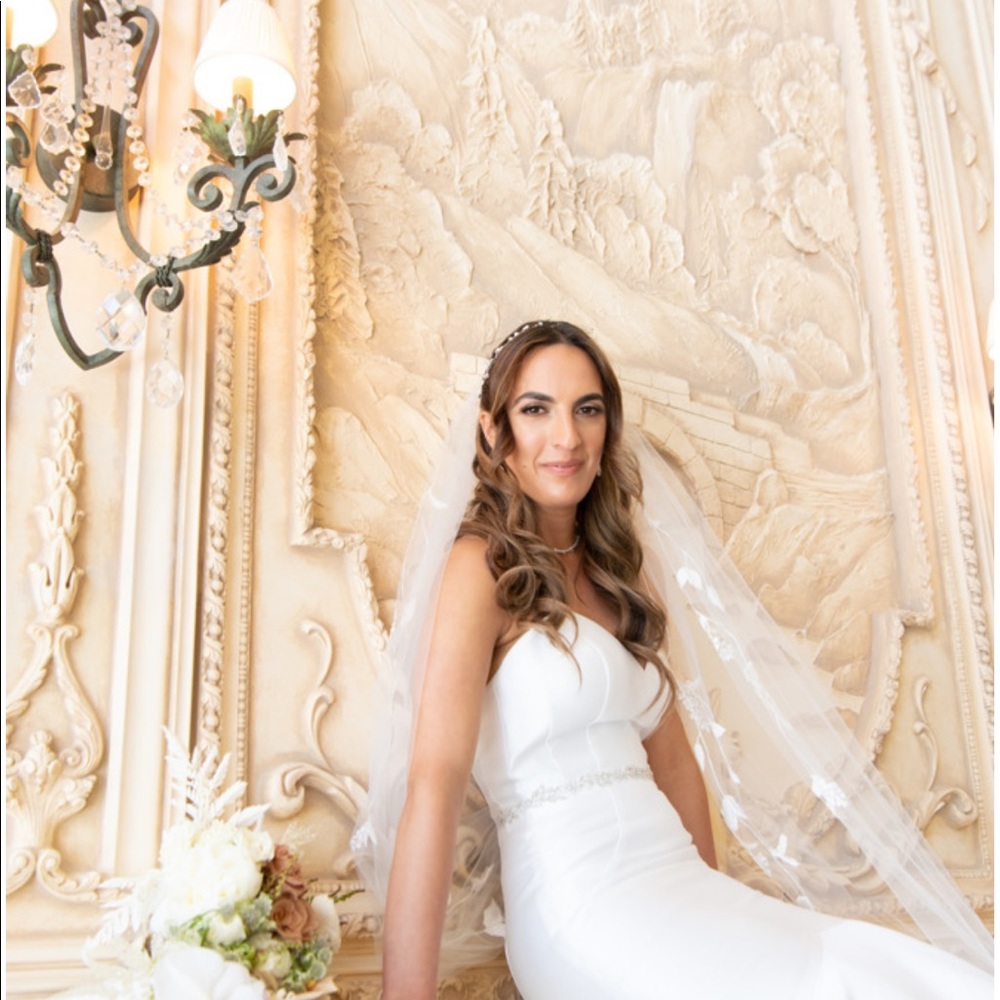 Elegant, simple, comfortable wedding dress